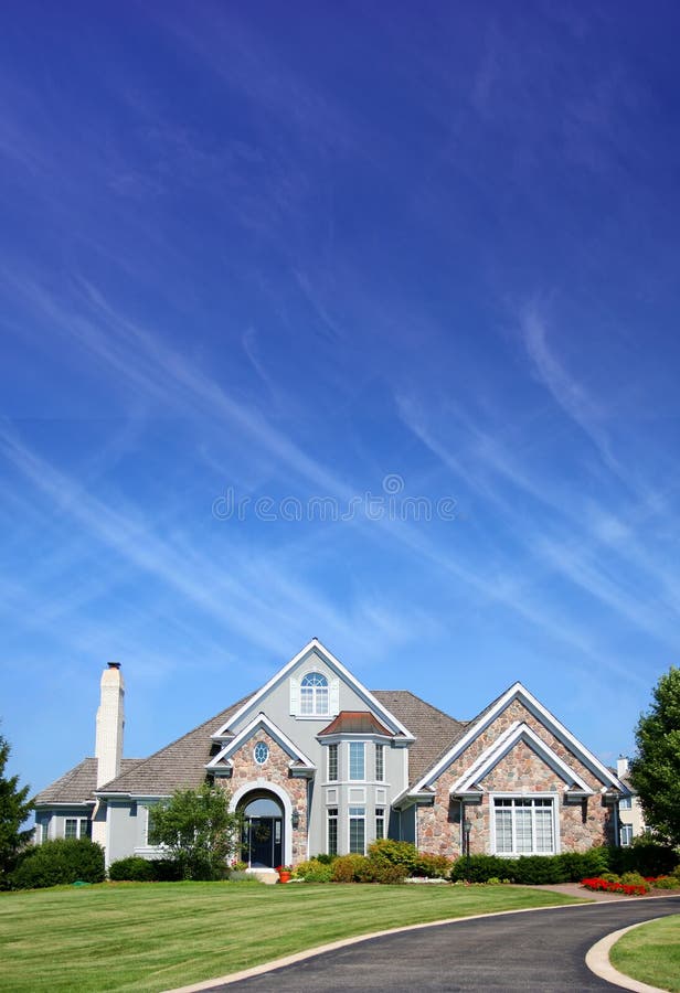 Hermoso casa, césped a el cielo.