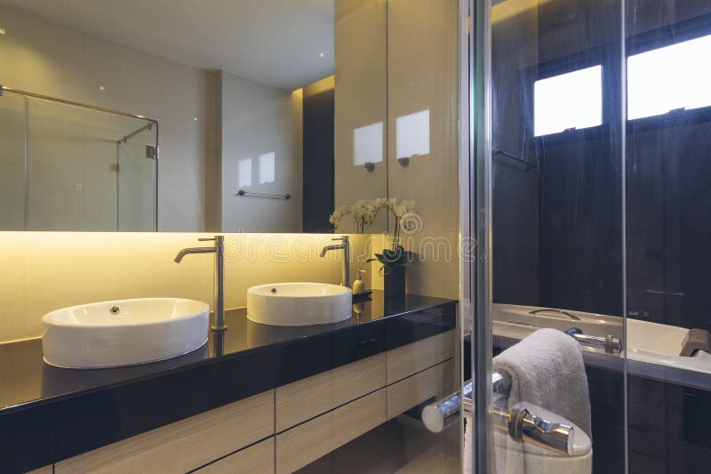 House di modello moderno italiano: Bagno fotografia stock libera da diritti House di modello moderno italiano: Bagno fotografia stock libera da diritti