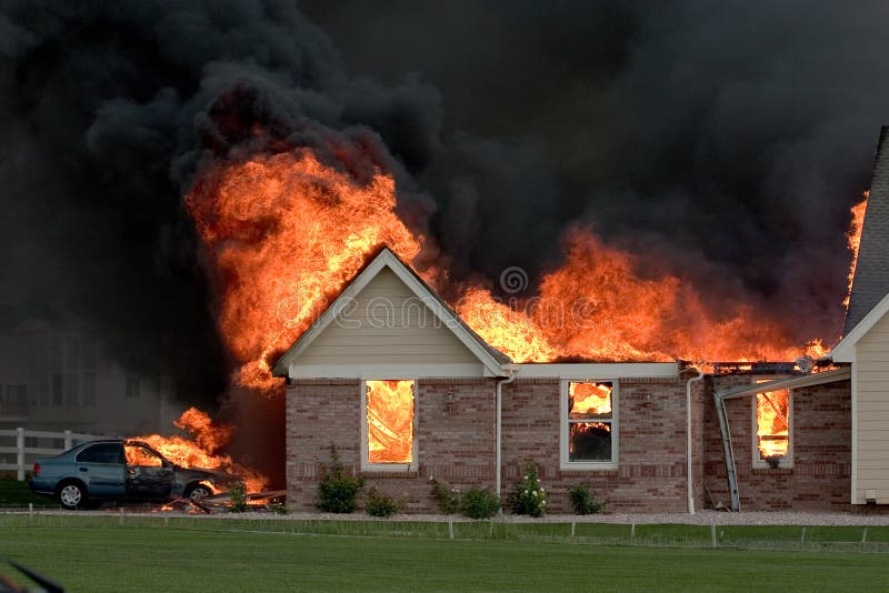 Un incendio causato da un fulmine.