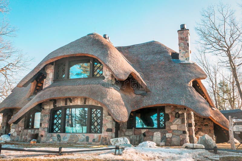 Michigan's Thatch House Is a Masterful Mushroom-Styled Renovation