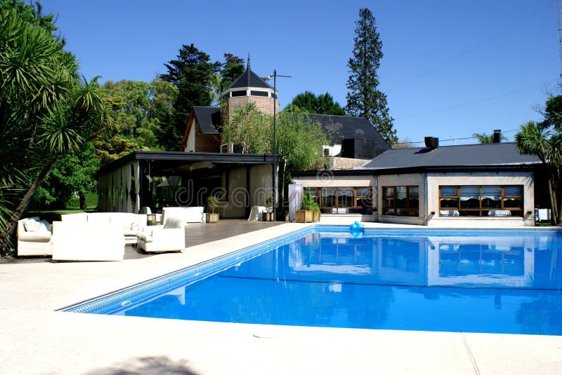 Una Bella casa con piscina.
