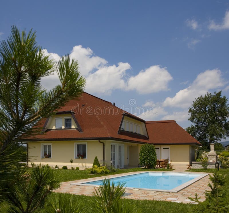 Privado suburbano casa externo nadar piscina.