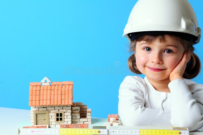 Bambina e la casa in costruzione.