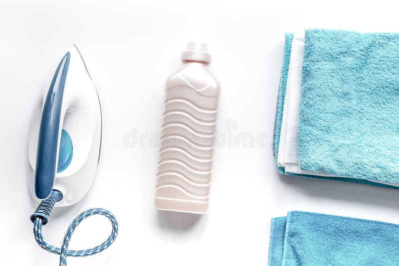 Housekeeping ustawiający z ręcznikami i żelazem na pralnianym tło wierzchołku zdjęcia royalty free Housekeeping ustawiający z ręcznikami i żelazem na pralnianym tło wierzchołku zdjęcia royalty free