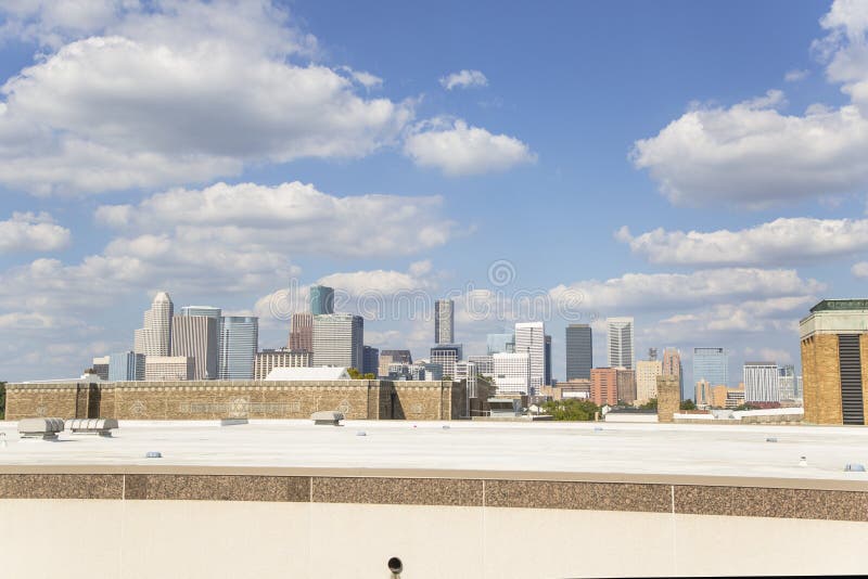 Houston im Stadtzentrum gelegen von Autobahn 10 lizenzfreies stockbild Houston im Stadtzentrum gelegen von Autobahn 10 lizenzfreies stockbild