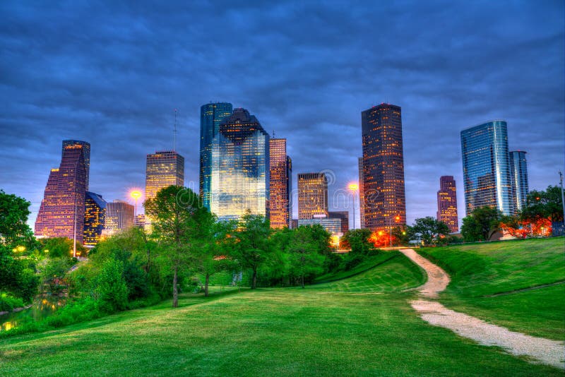 Houston Teksas nowożytna linia horyzontu przy zmierzchu zmierzchem od parka obraz royalty free Houston Teksas nowożytna linia horyzontu przy zmierzchu zmierzchem od parka obraz royalty free