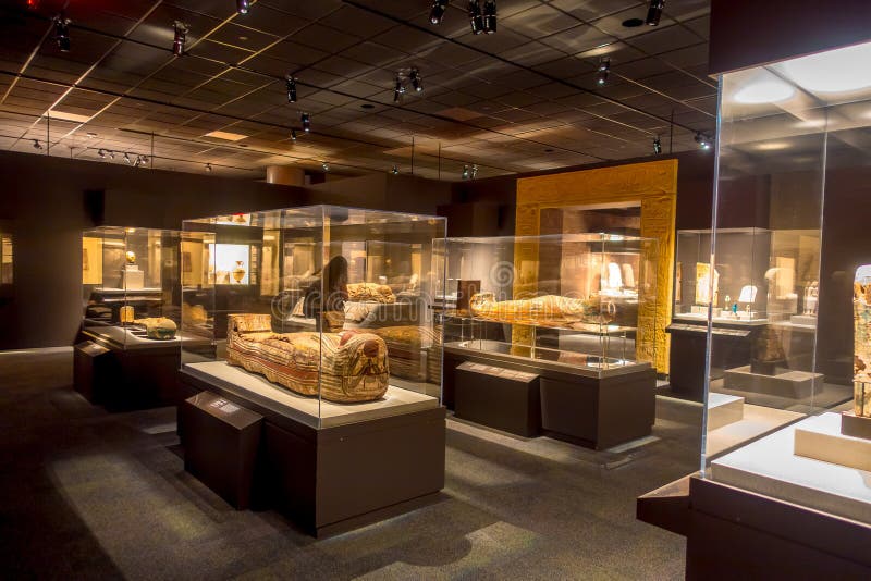 HOUSTON, USA - 12. JANUAR 2017: Ausstellung des unterschiedlichen Sarkophags innerhalb des Gebäudes im altes Ägypten-Bereich stockbild HOUSTON, USA - 12. JANUAR 2017: Ausstellung des unterschiedlichen Sarkophags innerhalb des Gebäudes im altes Ägypten-Bereich stockbild