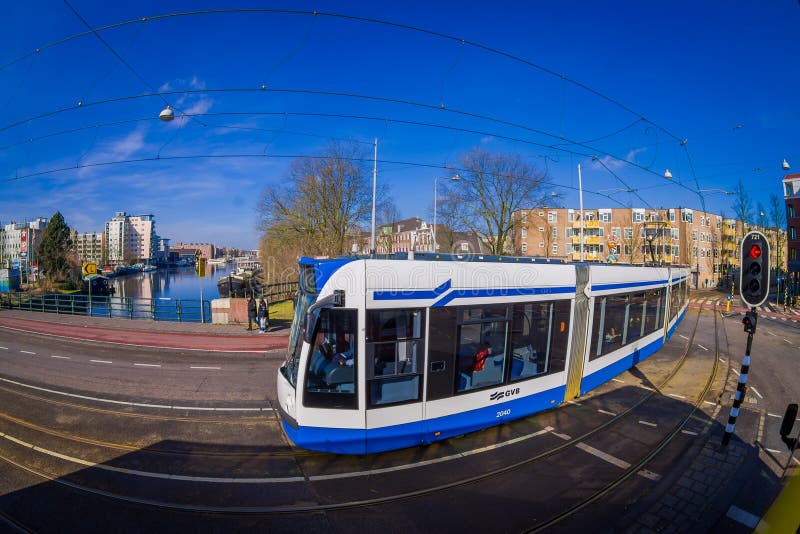 HOUSTON, USA 10. MÄRZ 2018: Ansicht im Freien von Amsterdam-Tram ist ein Tramnetz, das sie von der städtischen Öffentlichkeit bea lizenzfreie stockfotografie HOUSTON, USA 10. MÄRZ 2018: Ansicht im Freien von Amsterdam-Tram ist ein Tramnetz, das sie von der städtischen Öffentlichkeit bea lizenzfreie stockfotografie