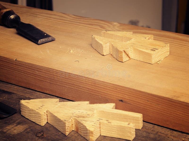 Hout die met een beitel werken stock foto's Hout die met een beitel werken stock foto's