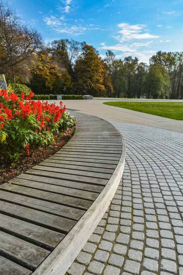 Houten bank en bedekte weg op de herfstseizoen in het park stock fotografie Houten bank en bedekte weg op de herfstseizoen in het park stock fotografie