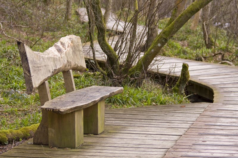 Houten bank en promenade stock foto's