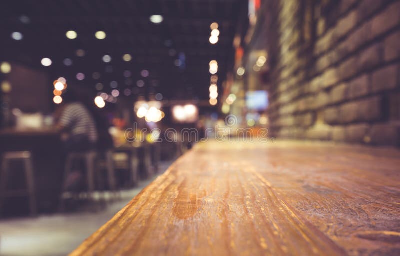 Houten barlijst aangaande koffie in donkere nacht met mensen stock fotografie Houten barlijst aangaande koffie in donkere nacht met mensen stock fotografie