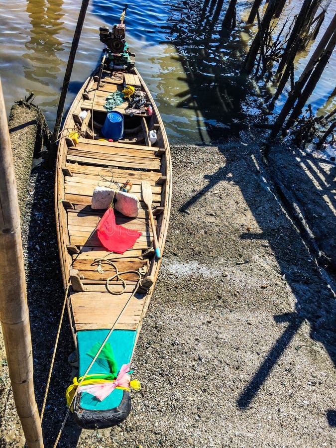 Houten boot at low tide royalty-vrije stock afbeelding Houten boot at low tide royalty-vrije stock afbeelding