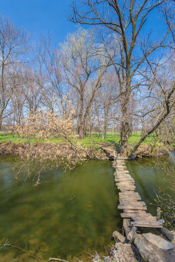 Houten brug over de rivier stock fotografie