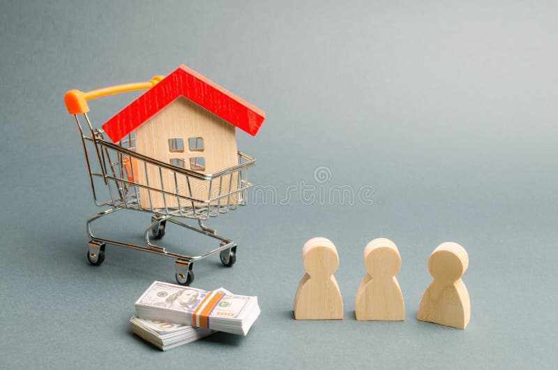 Houten cijfers van mensen, een huis in een supermarktkarretje en de hamer van een rechter veiling Openbare verkoop van onroerende stock afbeeldingen Houten cijfers van mensen, een huis in een supermarktkarretje en de hamer van een rechter veiling Openbare verkoop van onroerende stock afbeeldingen