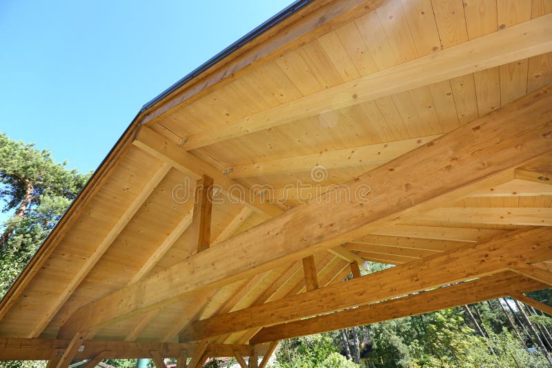 Houten dakbouw van openluchtcarport stock foto Houten dakbouw van openluchtcarport stock foto