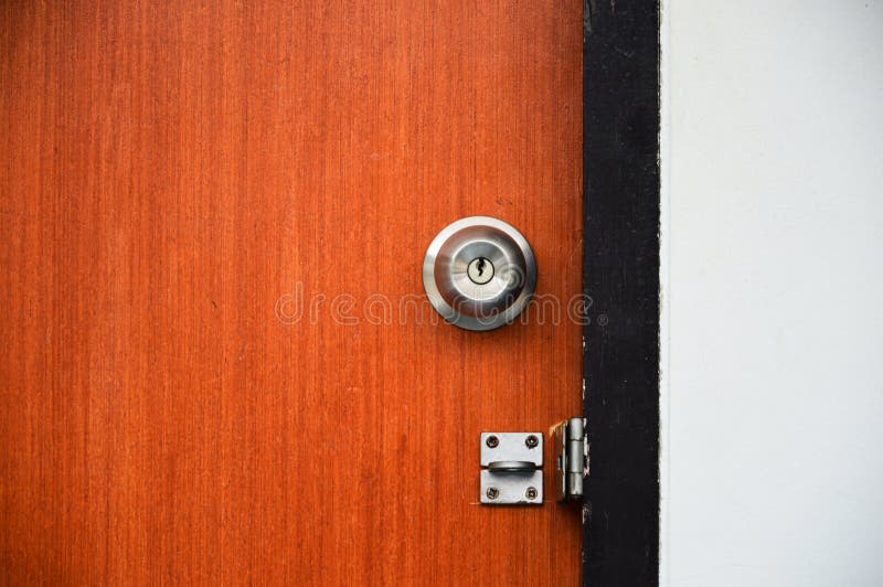 Houten die deur met hangslot, Hoog dynamische waaier en contrast wordt geopend royalty-vrije stock foto Houten die deur met hangslot, Hoog dynamische waaier en contrast wordt geopend royalty-vrije stock foto