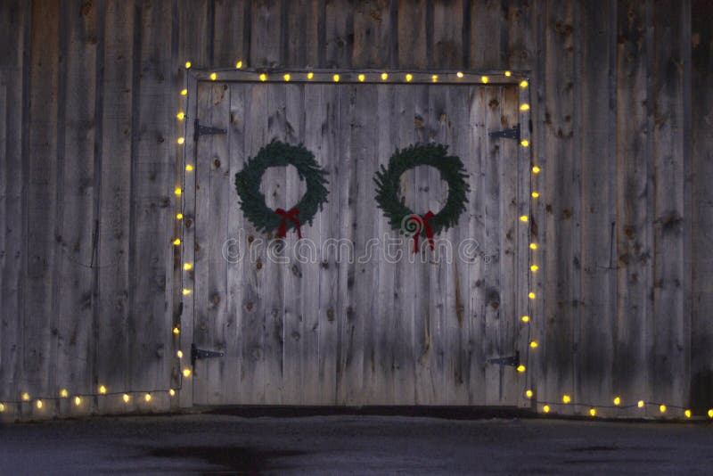 Houten die deuren met Kerstmislichten worden verfraaid stock afbeeldingen Houten die deuren met Kerstmislichten worden verfraaid stock afbeeldingen