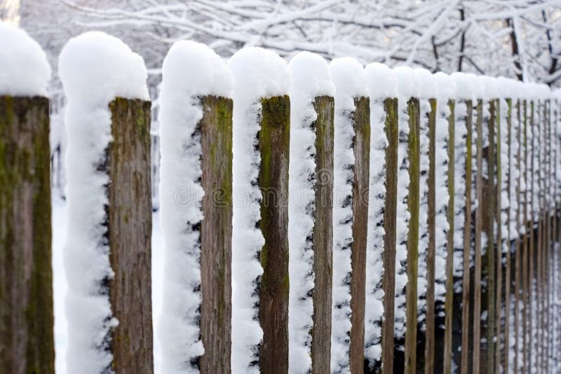 Houten die omheining met sneeuw wordt behandeld royalty-vrije stock afbeeldingen Houten die omheining met sneeuw wordt behandeld royalty-vrije stock afbeeldingen