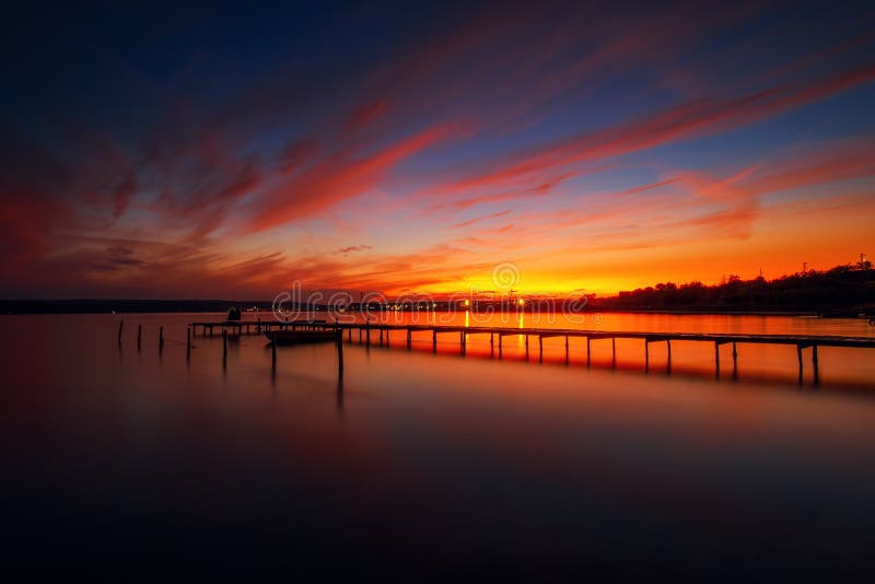 Houten Dok en vissersboot bij het meer, zonsondergangschot royalty-vrije stock fotografie Houten Dok en vissersboot bij het meer, zonsondergangschot royalty-vrije stock fotografie