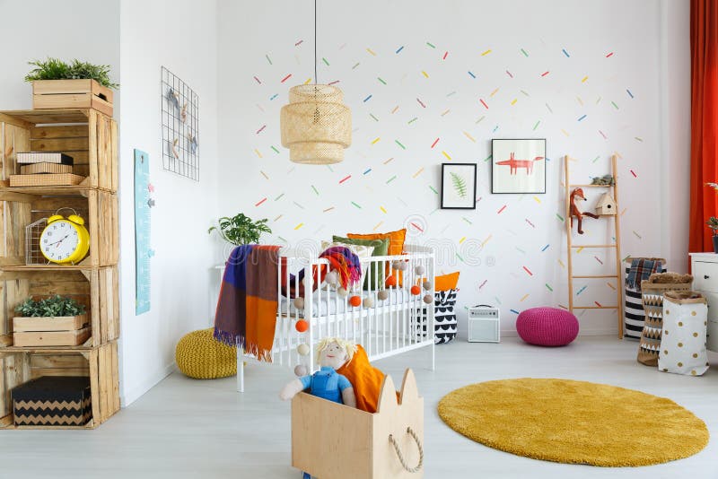 Houten doos in baby` s ruimte stock fotografie Houten doos in baby` s ruimte stock fotografie