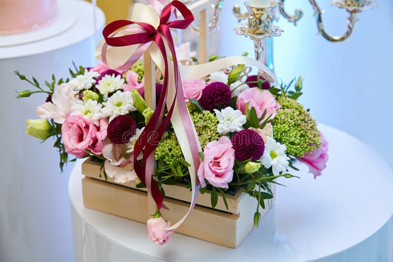 Houten doos met roze, purpere en gele bloemen royalty-vrije stock afbeeldingen Houten doos met roze, purpere en gele bloemen royalty-vrije stock afbeeldingen