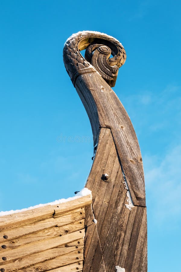 Houten draakhoofd op Drakkar op blauwe hemelachtergrond stock fotografie Houten draakhoofd op Drakkar op blauwe hemelachtergrond stock fotografie