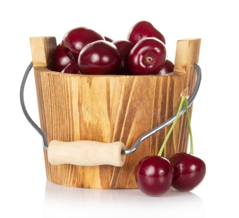 Houten emmer met rode rijpe zoete kers en wat stock foto's Houten emmer met rode rijpe zoete kers en wat stock foto's