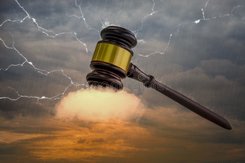 Houten hamer, met gouden die metaalcentrum, op wolken wordt geplaatst , De macht van veiling in wereld van moderne zaken stock afbeeldingen Houten hamer, met gouden die metaalcentrum, op wolken wordt geplaatst , De macht van veiling in wereld van moderne zaken stock afbeeldingen