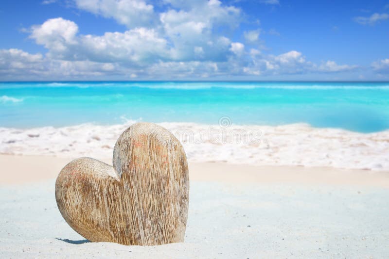 Houten Hart op het Strand royalty-vrije stock foto Houten Hart op het Strand royalty-vrije stock foto