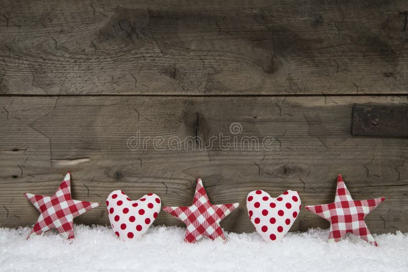 Houten Kerstmisachtergrond met rode witte gecontroleerde harten en st