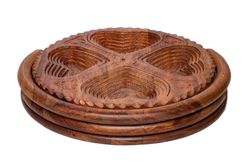 Houten kommen Close-up van met de hand gemaakte scharnierende houten kom voor vruchten, groenten en noten die op een witte achter royalty-vrije stock foto Houten kommen Close-up van met de hand gemaakte scharnierende houten kom voor vruchten, groenten en noten die op een witte achter royalty-vrije stock foto
