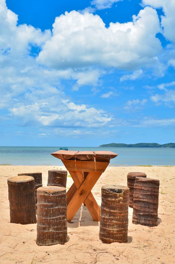 Houten lijst en stoel op mooi strand royalty-vrije stock fotografie Houten lijst en stoel op mooi strand royalty-vrije stock fotografie