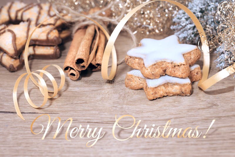 Houten lijst met Kerstmisdecoratie en boterkoekjes mer royalty-vrije stock fotografie Houten lijst met Kerstmisdecoratie en boterkoekjes mer royalty-vrije stock fotografie