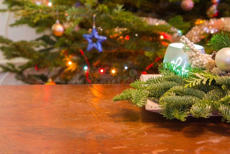 Houten lijst met van de Kerstmisdecoratie en boom lichten stock foto's Houten lijst met van de Kerstmisdecoratie en boom lichten stock foto's