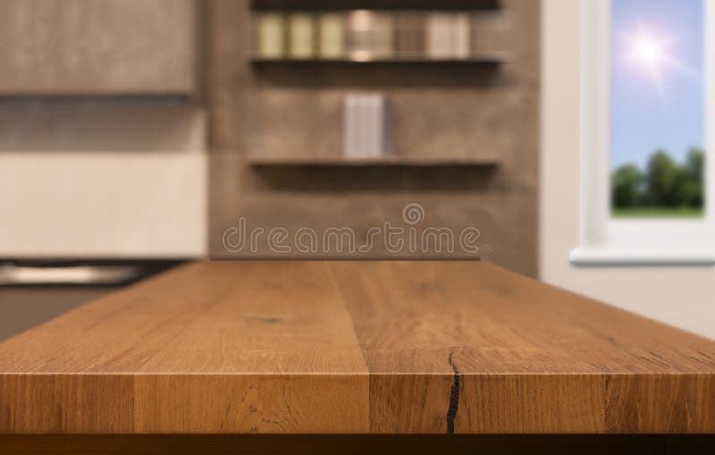 Houten lijstbovenkant als keukeneiland op de achtergrond van de onduidelijk beeldkeuken - kan voor vertoning of montering uw prod royalty-vrije stock fotografie Houten lijstbovenkant als keukeneiland op de achtergrond van de onduidelijk beeldkeuken - kan voor vertoning of montering uw prod royalty-vrije stock fotografie