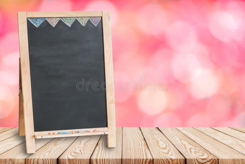 Houten lijstbovenkant op onduidelijk beeld roze achtergrond van bloem met leeg bord royalty-vrije stock afbeelding Houten lijstbovenkant op onduidelijk beeld roze achtergrond van bloem met leeg bord royalty-vrije stock afbeelding