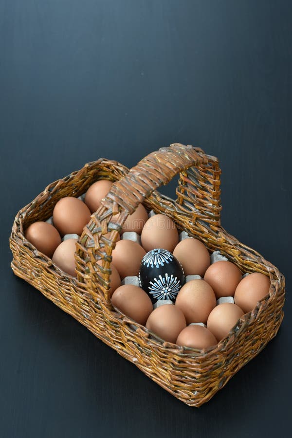 Houten mand met paaseieren stock afbeelding Houten mand met paaseieren stock afbeelding