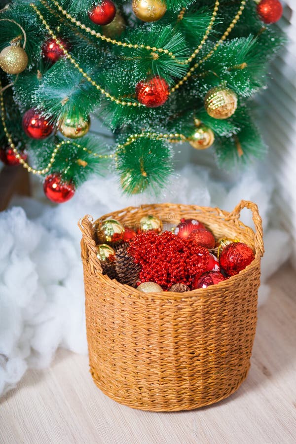 Houten mand met speelgoed in rood onder de Kerstboom stock afbeeldingen Houten mand met speelgoed in rood onder de Kerstboom stock afbeeldingen