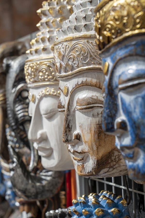 Neem de telefoon op Begrijpen Beschuldigingen Houten Masker Met De Afbeelding Van Boeddha Op Paneelvertoning Te Koop Op  Straatmarkt in Ubud a/indonesia Bali. Ambachten En Herin Stock Foto - Image  of boeddhisme, myanmar: 202133616