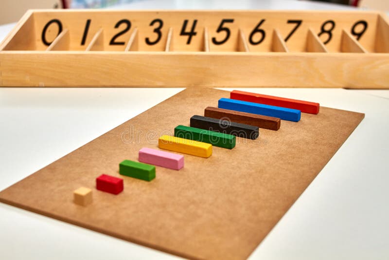 Houten Montessori-materiaal voor de staven van wiskundecuisenaire