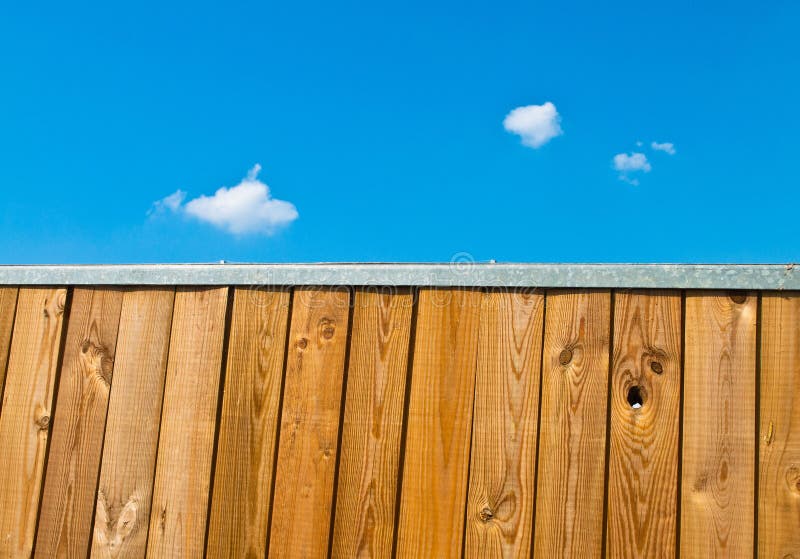 Houten omheining met hemel royalty-vrije stock afbeelding Houten omheining met hemel royalty-vrije stock afbeelding