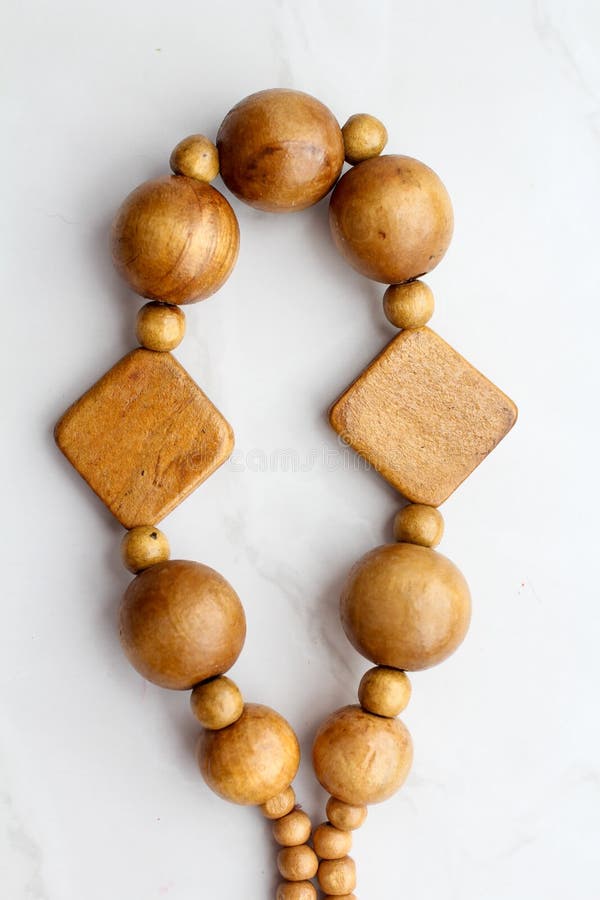 Houten parels op witte achtergrond, halsband hoogste mening royalty-vrije stock foto's Houten parels op witte achtergrond, halsband hoogste mening royalty-vrije stock foto's