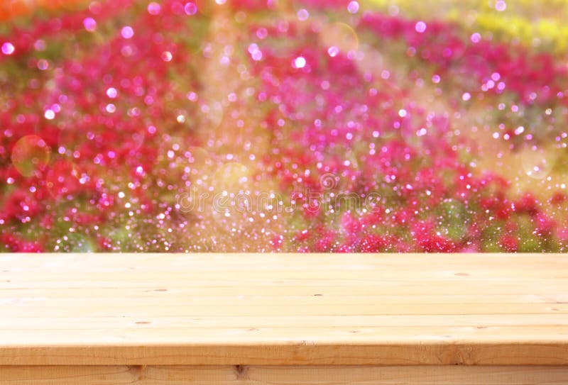 Houten raadslijst voor de zomerlandschap van gebied met vele bloemen stock afbeelding Houten raadslijst voor de zomerlandschap van gebied met vele bloemen stock afbeelding