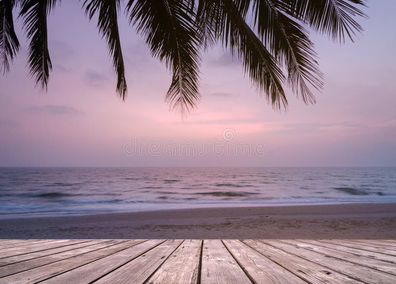 Houten terras over tropisch eilandstrand met kokospalm in zonsondergang of zonsopgangtijd royalty-vrije stock fotografie Houten terras over tropisch eilandstrand met kokospalm in zonsondergang of zonsopgangtijd royalty-vrije stock fotografie