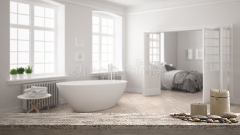 Houten uitstekende lijstbovenkant of plank met kaarsen en kiezelstenen, zen stemming, over vage minimalistische Skandinavische wi royalty-vrije stock fotografie Houten uitstekende lijstbovenkant of plank met kaarsen en kiezelstenen, zen stemming, over vage minimalistische Skandinavische wi royalty-vrije stock fotografie