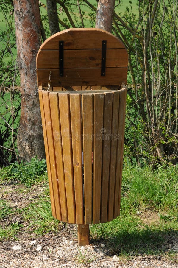 karakter medeleerling Sta in plaats daarvan op Houten vuilnisbak stock foto. Image of verspilling, recycling - 219688564
