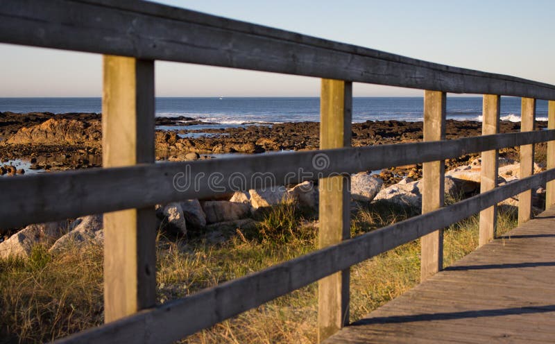 Houten weg met omheining aan het strand Gang op kust in de ochtend De kust van de Atlantische Oceaan in Portugal stock afbeeldingen Houten weg met omheining aan het strand Gang op kust in de ochtend De kust van de Atlantische Oceaan in Portugal stock afbeeldingen