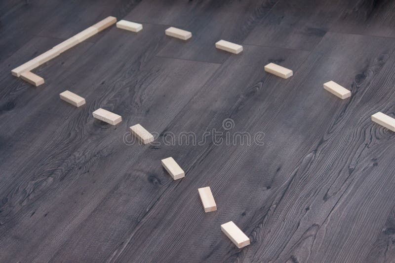 Houten weg op de donkere houten achtergrond Impasseweg royalty-vrije stock afbeeldingen Houten weg op de donkere houten achtergrond Impasseweg royalty-vrije stock afbeeldingen