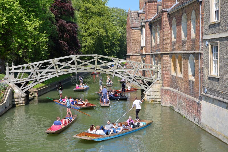 Houten Wiskundige Brug bij de Universiteit van de Queensuniversiteit met toeristen en studenten die op de riviernok wegschoppen stock foto's Houten Wiskundige Brug bij de Universiteit van de Queensuniversiteit met toeristen en studenten die op de riviernok wegschoppen stock foto's
